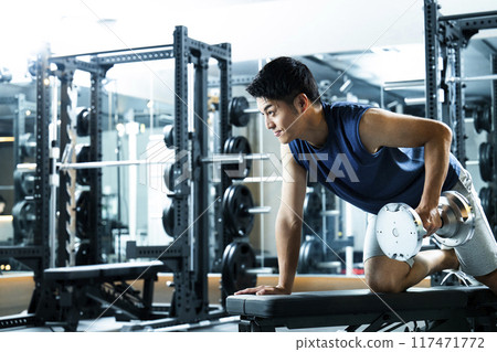 男子在健身房訓練 117471772