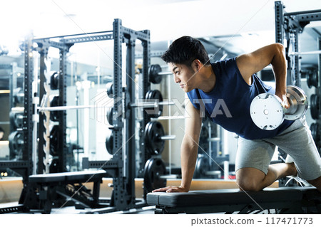 男子在健身房訓練 117471773