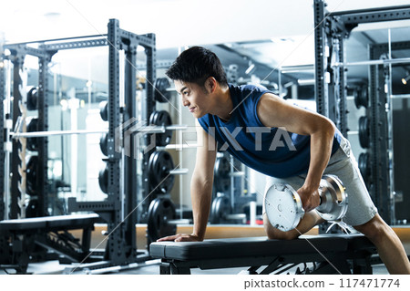 Men training in the gym 117471774