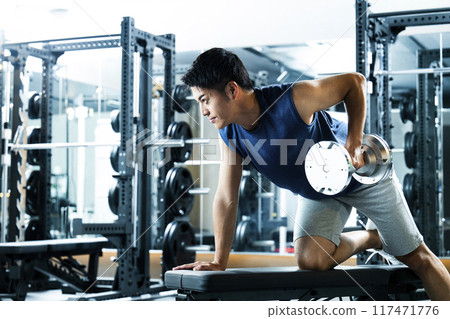 男子在健身房訓練 117471776