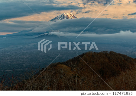 從精進湖和全景平台看到的黃昏富士山 從精進湖和全景平台看到的黃昏富士山 117471985
