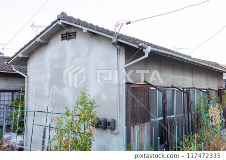 日本岡山縣岡山市初夏清晨美麗的小鎮風景 117472335