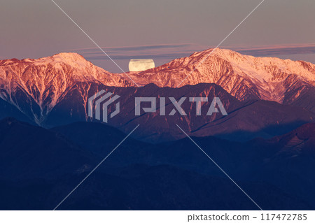 The full moon setting over the ridges of Mt. Ainotake and Mt. Notoritake in the Southern Alps as seen from Mt. Ryugatake 117472785