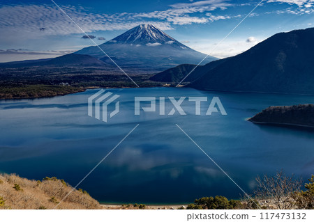 冬天從中倉展望台看到的富士山和本棲湖 冬天從中倉展望台看到的富士山和本棲湖 117473132