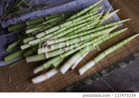 Peeled bamboo 117473239