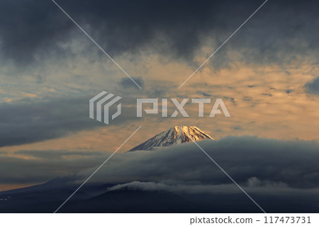 從精進湖和全景平台看到的富士山日落 從精進湖和全景平台看到的富士山日落 117473731