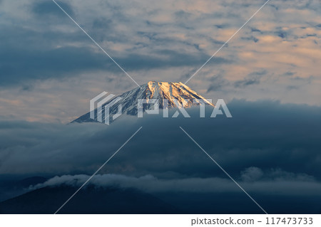 從精進湖和全景平台看到的富士山日落 117473733