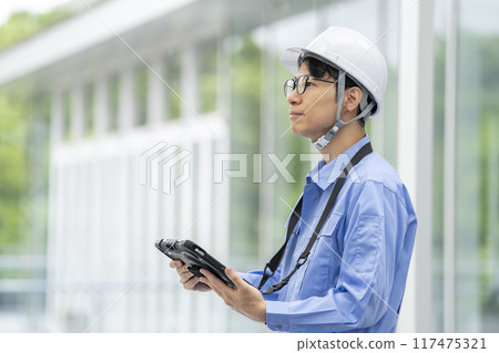 施工管理/檢查/調查圖像 穿著工作服、手持平板電腦的男子的輪廓 117475321