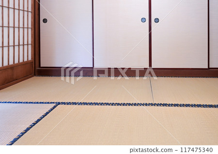 Tatami mats and sliding doors in a Japanese house 117475340