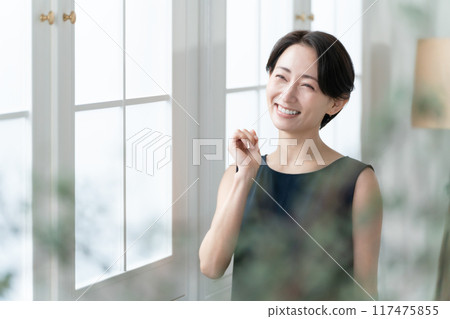 窗邊自然光的女人 117475855