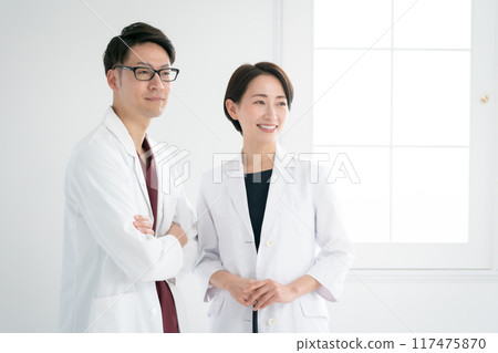 男人和女人在白色 117475870