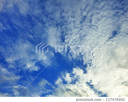 Scattered cloudy blue sky in the evening Scattered cloudy blue sky in the evening 117476092