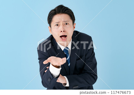 驚訝的商人反應過度 117476673