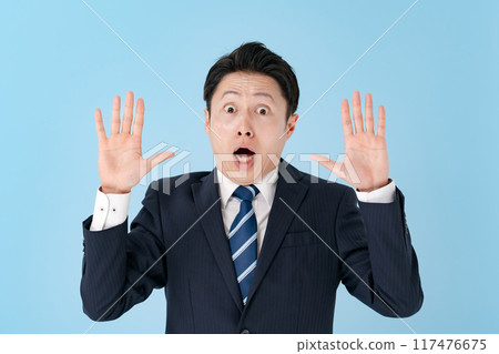 驚訝的商人反應過度 117476675