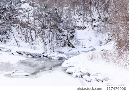 流入北海道由仁町夕張川的大祖師瀑布（Osoushi Falls）【1月】 117476908