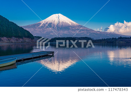 [Shizuoka Prefecture] Evening view of Mt. Fuji from the shores of Lake Tanuki 117478343