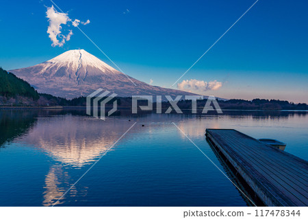 [Shizuoka Prefecture] Evening view of Mt. Fuji from the shores of Lake Tanuki 117478344