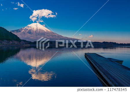 [Shizuoka Prefecture] Evening view of Mt. Fuji from the shores of Lake Tanuki 117478345