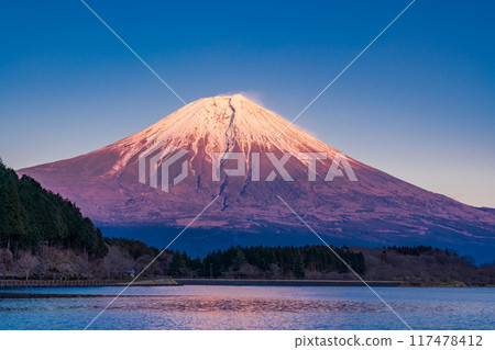 [Shizuoka Prefecture] Evening view of snow-capped Mt. Fuji from Lake Tanuki 117478412
