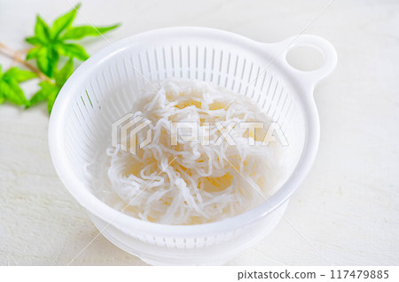漏勺中的豆腐麵 117479885