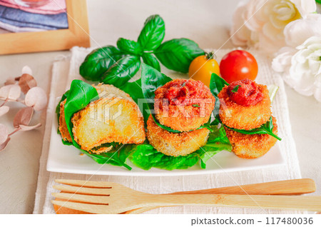 Fried eggplant with tomato sauce 117480036