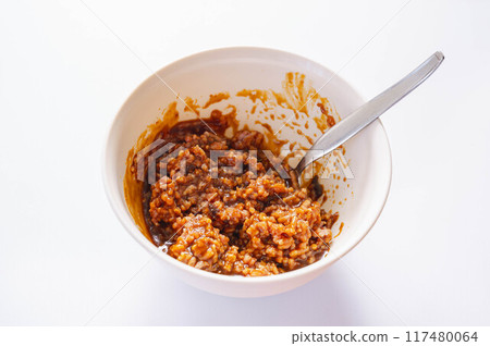 Add the minced meat to the miso stir-fry sauce and mix. Add the minced meat to the miso stir-fry sauce and mix. 117480064