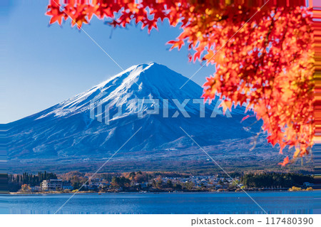 [山梨縣]川口湖和富士山的岸邊有秋葉 117480390