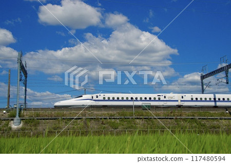 新幹線N700S運行在藍天下 117480594