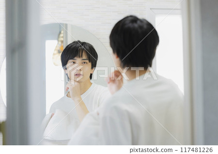 年輕人在浴室裡照鏡子 年輕人在浴室裡照鏡子 117481226