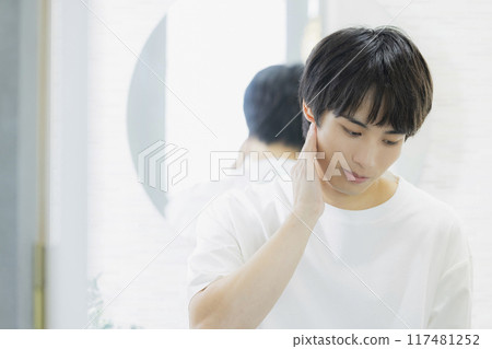 一個男人在浴室裡做皮膚護理 一個男人在浴室裡做皮膚護理 117481252