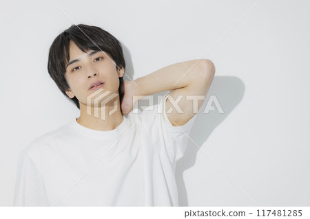 白色T恤的年輕人 117481285