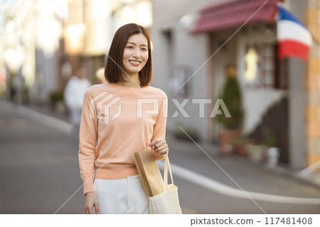 中年婦女提著購物袋去購物 中年婦女提著購物袋去購物 117481408