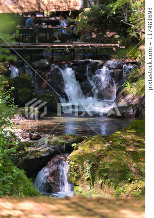 京都貴船川的河床和清流風景 京都貴船川的河床和清流風景 117481693