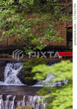 Scenery of the riverside terrace and clear stream of the Kifune River in Kyoto 117481704