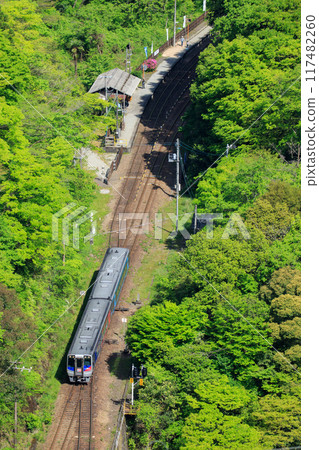 The Shimanto express train (JR Shikoku) passes through Tsubojiri Station 117482260
