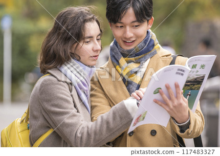 Young couple sightseeing in Kyoto 117483327