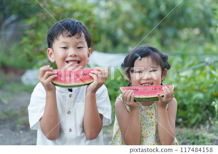 暑假期間孩子吃西瓜 暑假期間孩子吃西瓜 117484158