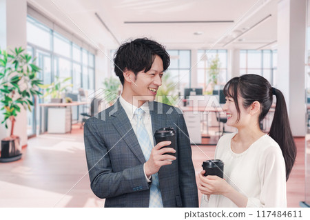 男性和女性商務人士在辦公室交談 117484611