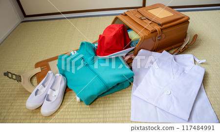 書包、運動服、學校午餐服 書包、運動服、學校午餐服 117484991