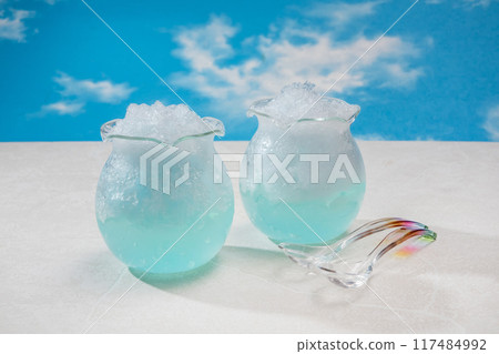 夏季刨冰 典型的藍色糖漿刨冰 117484992