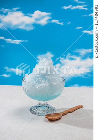 夏季刨冰 典型的藍色糖漿刨冰 夏季刨冰 典型的藍色糖漿刨冰 117484993