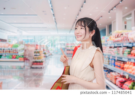 年輕女子在超市購物 年輕女子在超市購物 117485041
