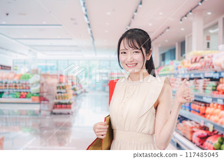 Young woman shopping at the supermarket 117485045