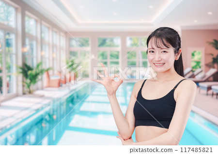 享受泳池的年輕女子 117485821