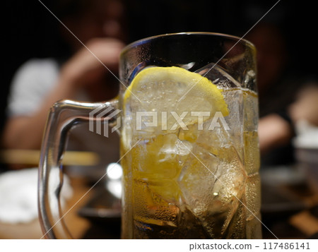 A highball with lemon that I had during an evening drink A highball with lemon that I had during an evening drink 117486141