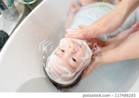 寶寶洗澡臉上有泡沫 117486285