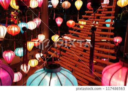 亞洲燈籠和竹製民間樂器(trun) 亞洲燈籠和竹製民間樂器(trun) 117486563