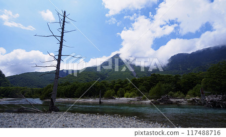 長野縣松本市上高地的夏天 117488716
