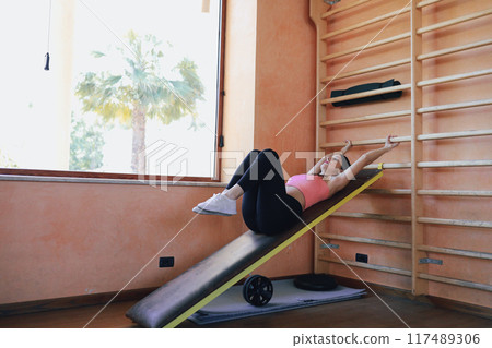 Abs Inclined Exercise At The Gym  117489306