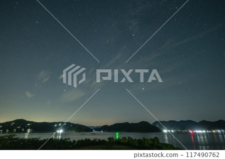 日本岡山縣備前市橛島上空漂浮著美麗的星空 117490762